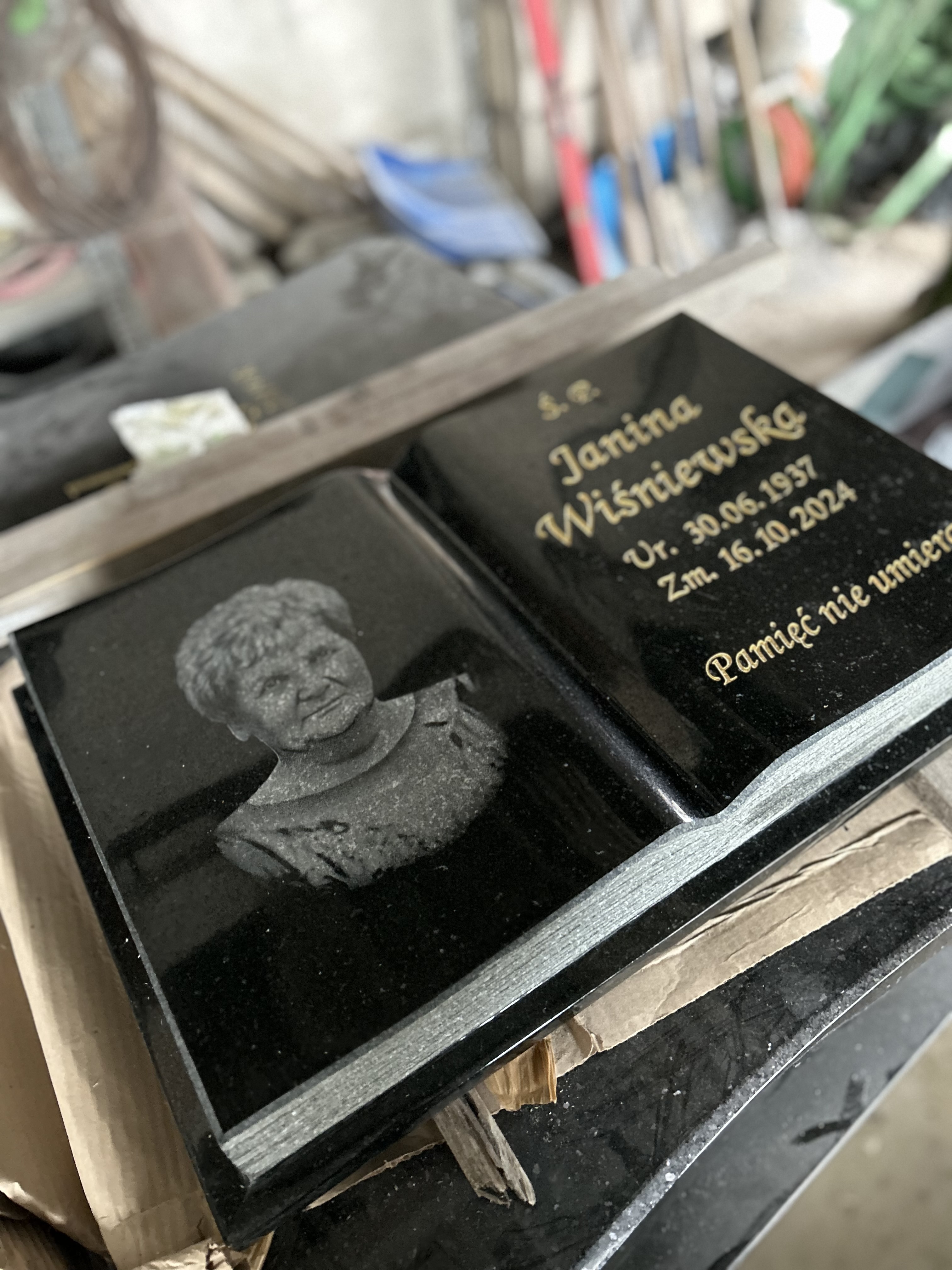 Książka granitowa z grawerowanym zdjęciem - obrazek 4