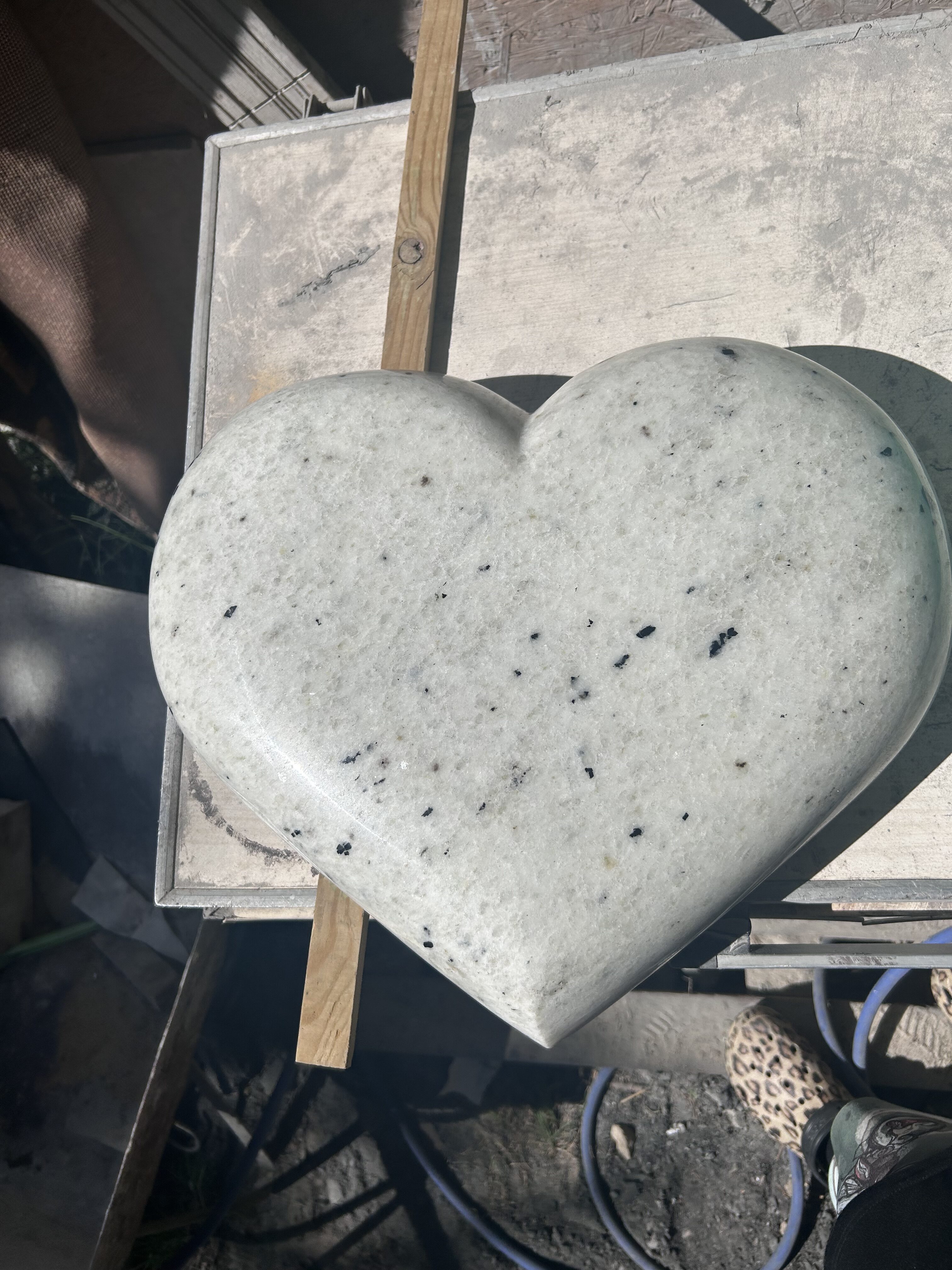 serce z białego kamienia