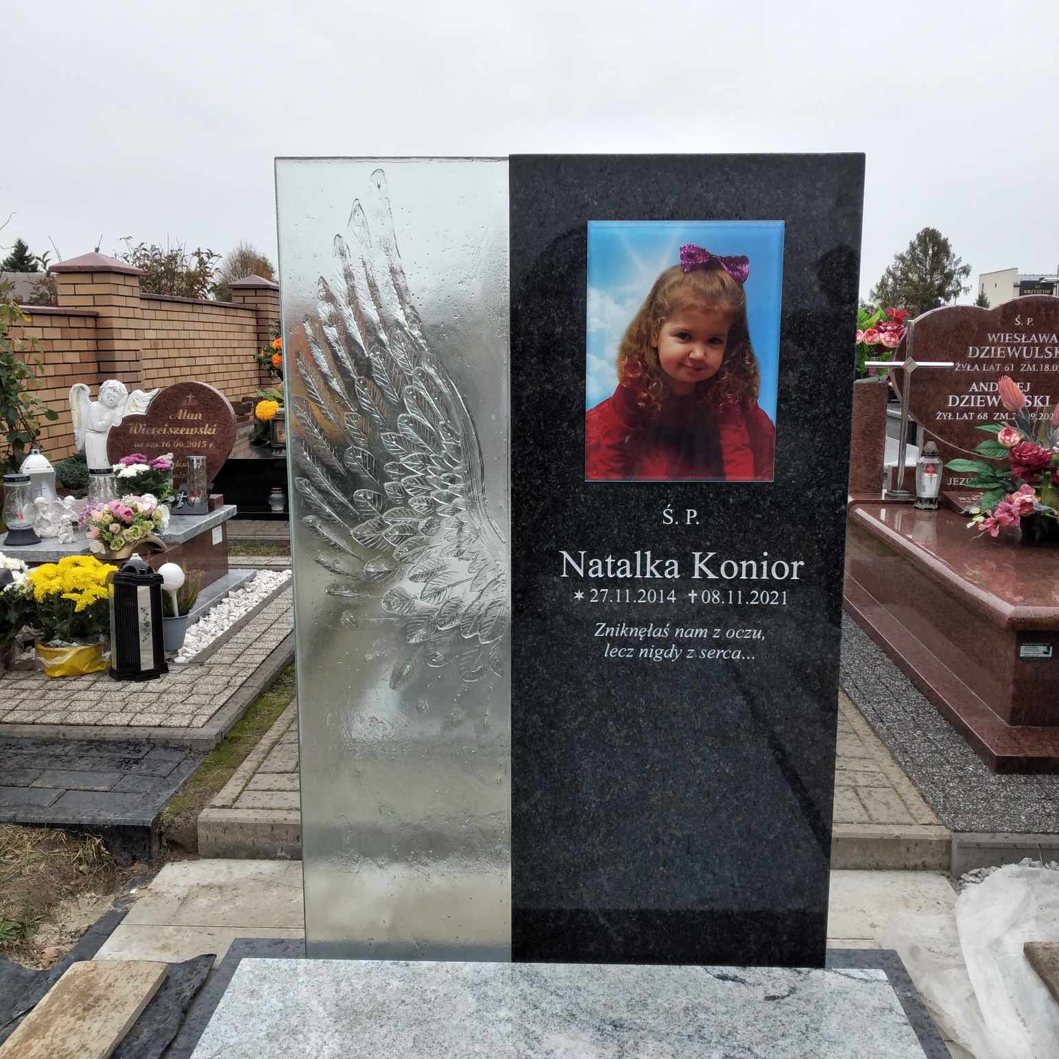nagrobek ze skrzydłem anioła