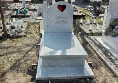 biały nagrobek dla dziecka