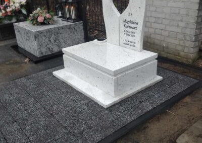 nagrobek dziecięcy urnowy