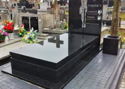 nagrobek z rzeźbą Jezusa