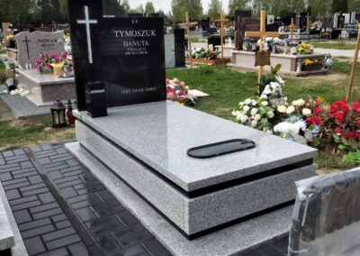 Prosty nagrobek ze wstawkami