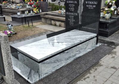 Jezus wyrzeźbiony na krzyżu