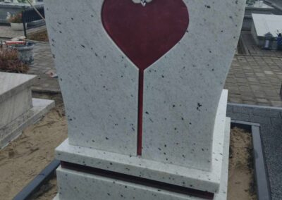 nagrobek ze szklanym sercem