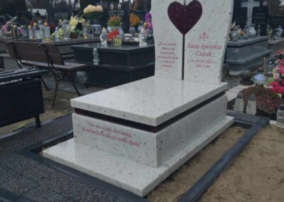 biały nagrobek dziecięcy ze szkłem