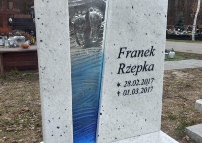 biały pomnik dla dziecka