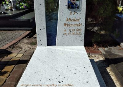 biały pomnik dla dziecka