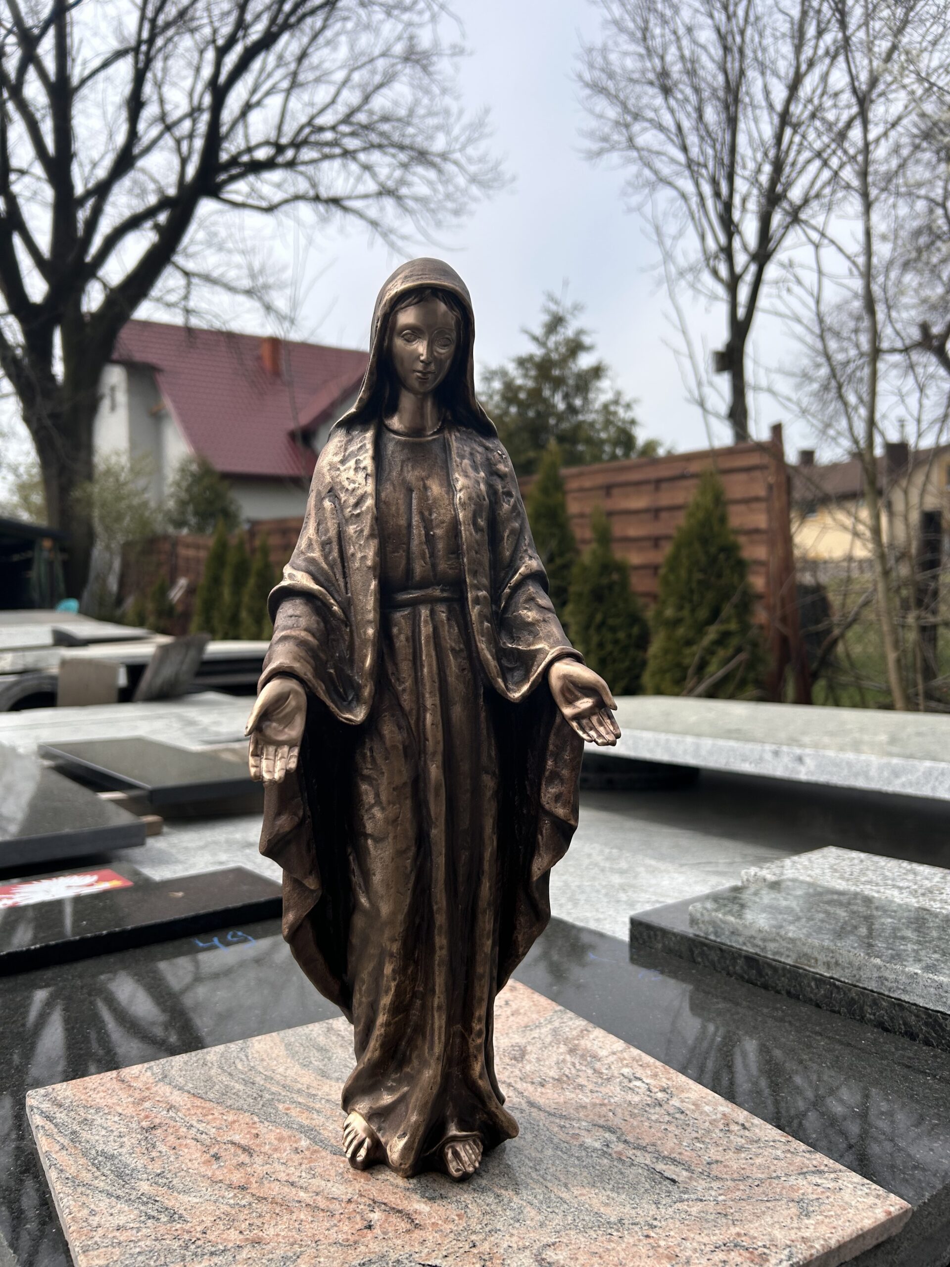 piękna figura Matki Bożej