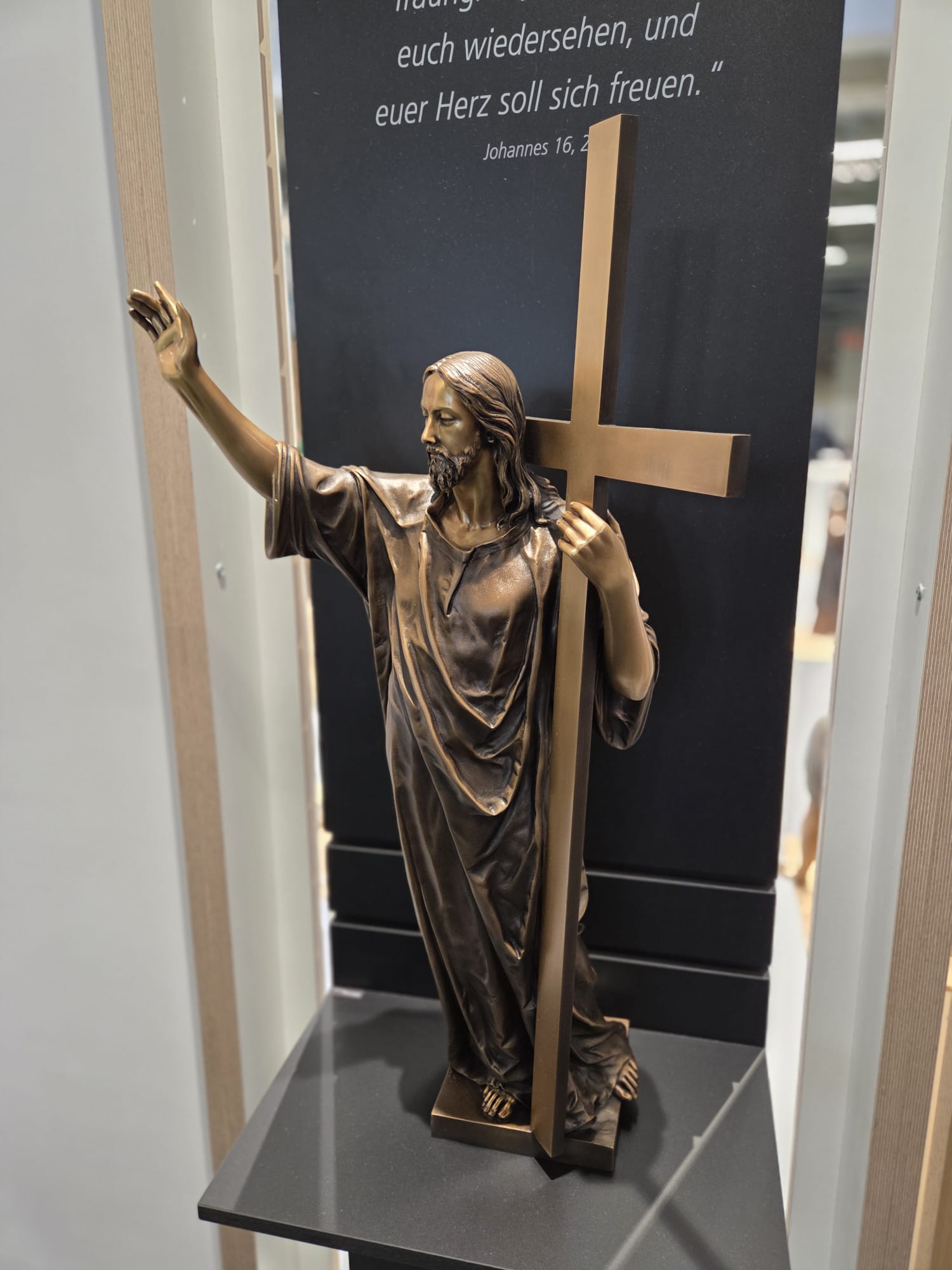 jEZUS FIGURA NA NAGROBEK