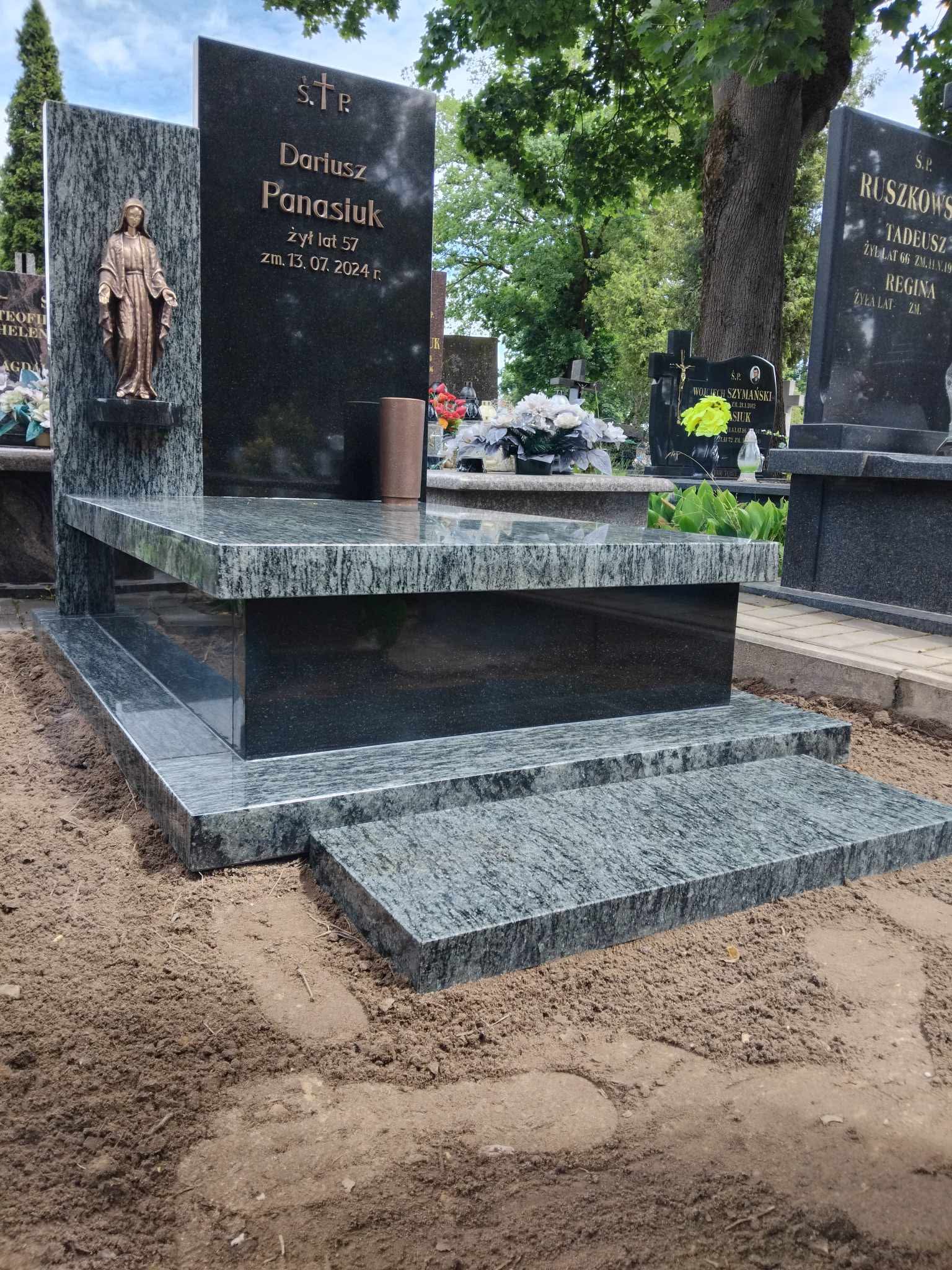 Nagrobek z figurką Matki Bożej