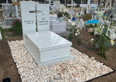 Nagrobek biały dla dziecka