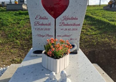 nagrobek ze szkłem dziecięcy