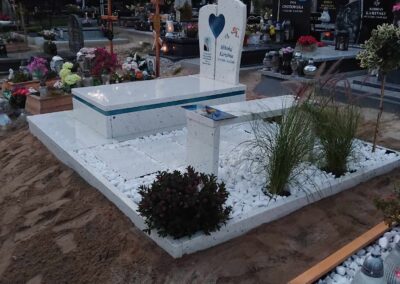 dziecięcy nagrobek z grysem i szkłem