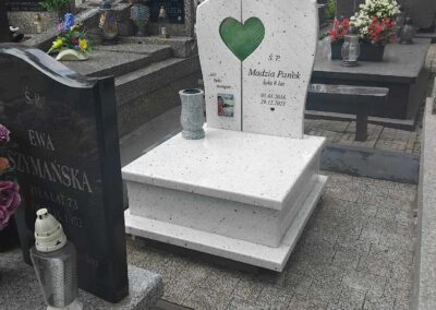 nagrobek dziecięcy ze szkłem