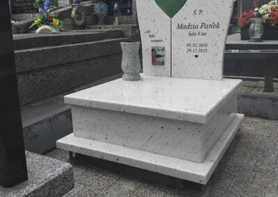 nagrobek dziecięcy z sercem