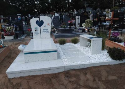 biały nagrobek dla dziecka