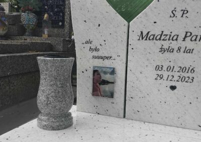 biały nagrobek urnowy