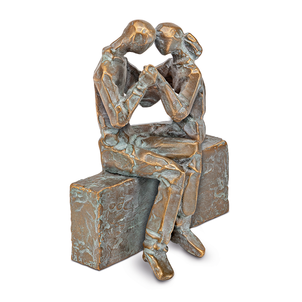 siedząca para z brązu