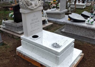 nagrobek z rzeźbą na nagrobek