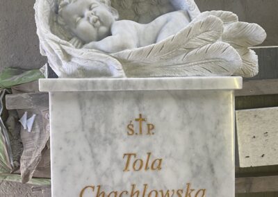 nagrobek ze śpiącym aniołkiem
