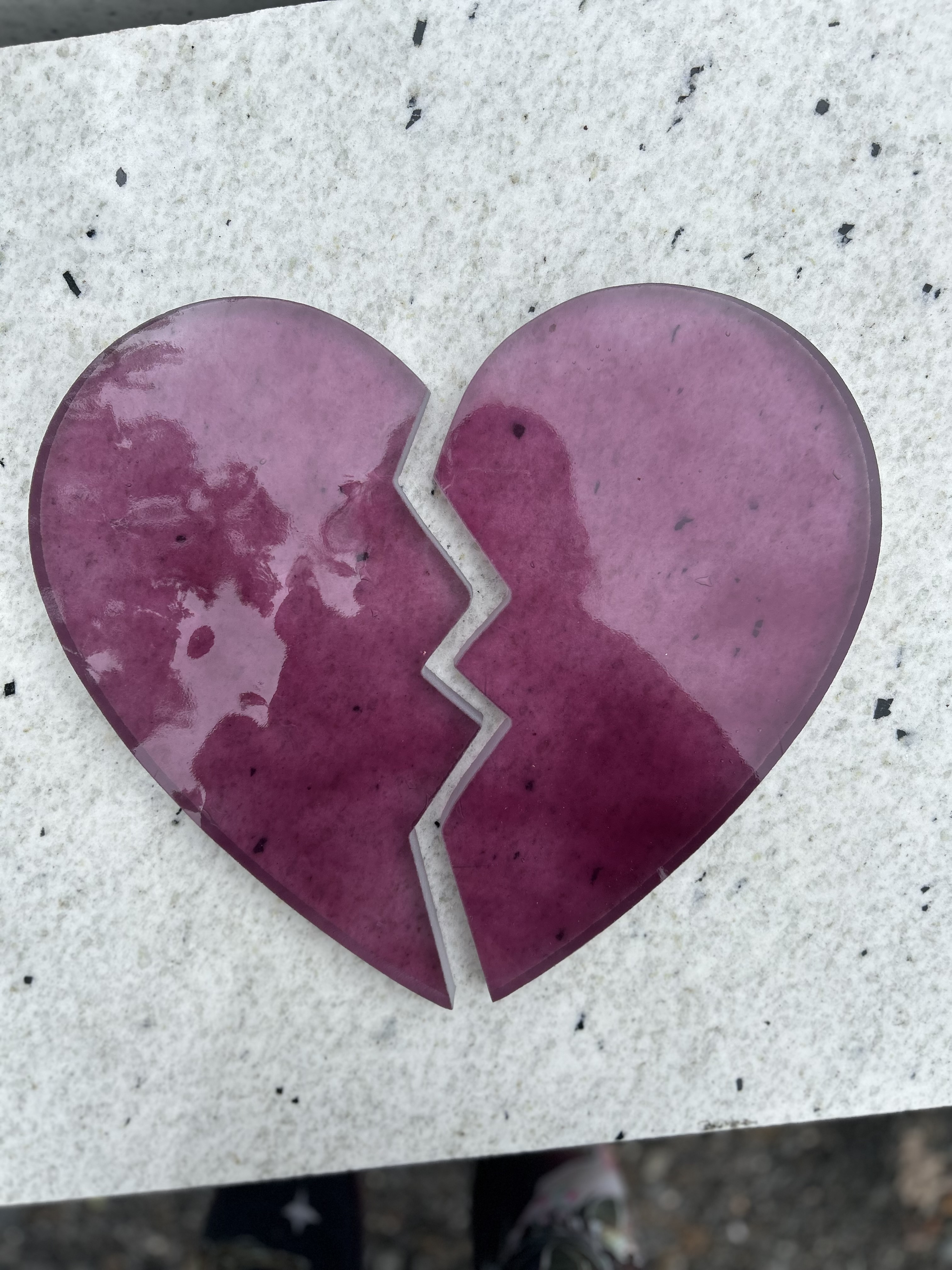 nagrobek dziecięcy ze szkłem