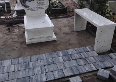 nagrobek z aniołkiem