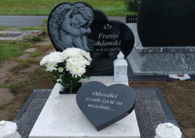 nagrobek z grawerem aniołka