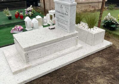 biały nagrobek dziecięcy