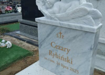 nagrobek dla dziecka z aniołem