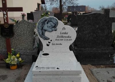 nagrobek z aniołkiem biały
