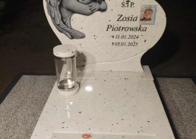 nagrobek z białego granitu