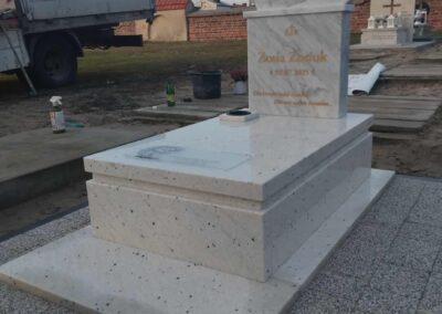 biały nagrobek z aniołkiem