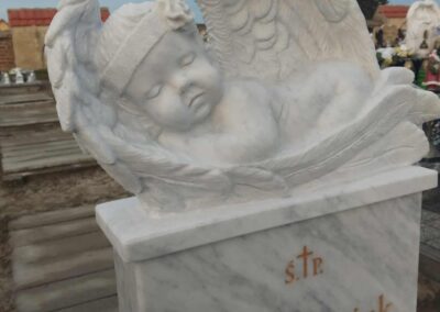 nagrobek z aniołkiem z opaską