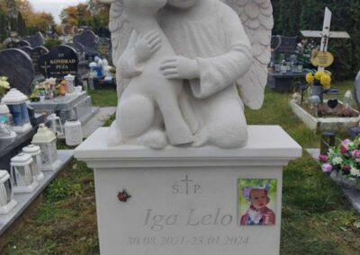 nagrobek z rzeźbą aniołka