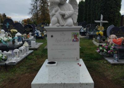 nagrobek dziecięcy z białego kamienia