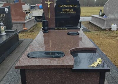 nagrobek z różą