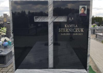 nagrobek z krzyżem