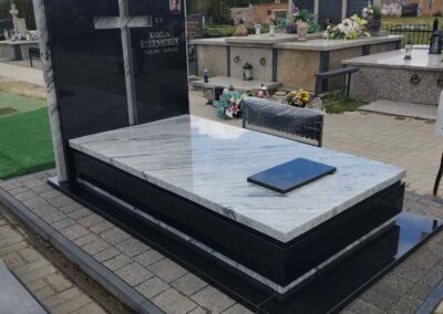 nagrobek prosty z krzyżem