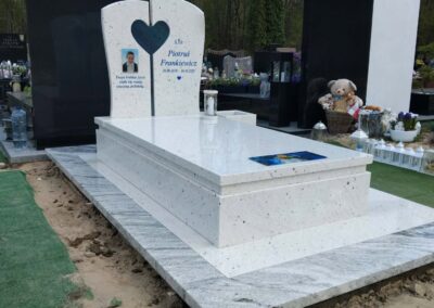 nagrobek dla dziecka na piwnicę grobową