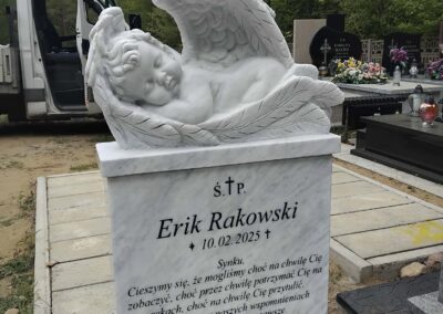 nagrobek z aniołkiem dla dziecka