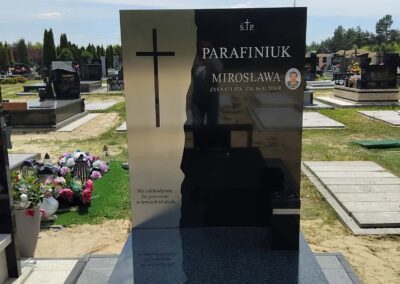 nagrobek z nakładką ze stali