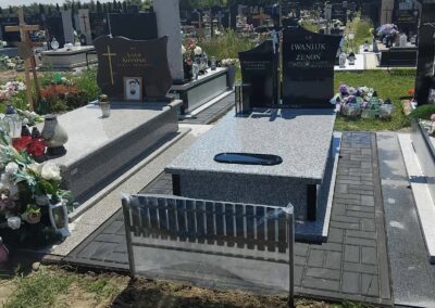 nagrobek z krzyżem